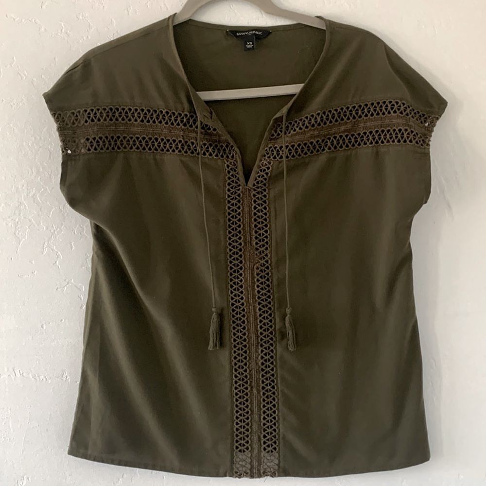 BANANA REPUBLIC OLIVE BLOUSE WITH TASSEL SIZE XS